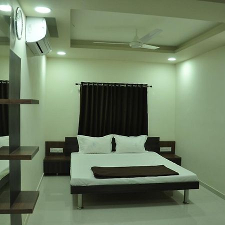 Shivdhara Hotel & Residence Rajkot Værelse billede